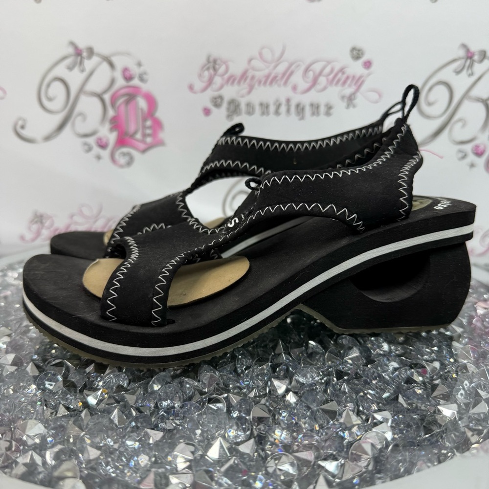 Skechers sandals somethin’else from sketchers soft Black and White Sandals
